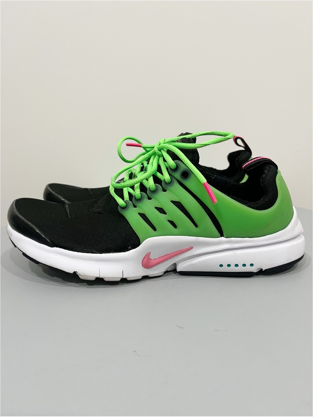 Nike Air Presto Black Green Pink Sneakers Women’s 6.5 / 5Y